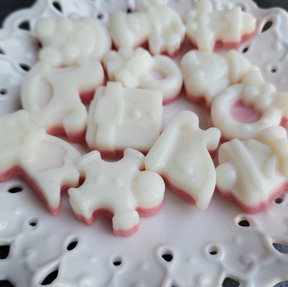 Handmade Candy Cane Scented Soy Wax Melts - Picture 2 of 5